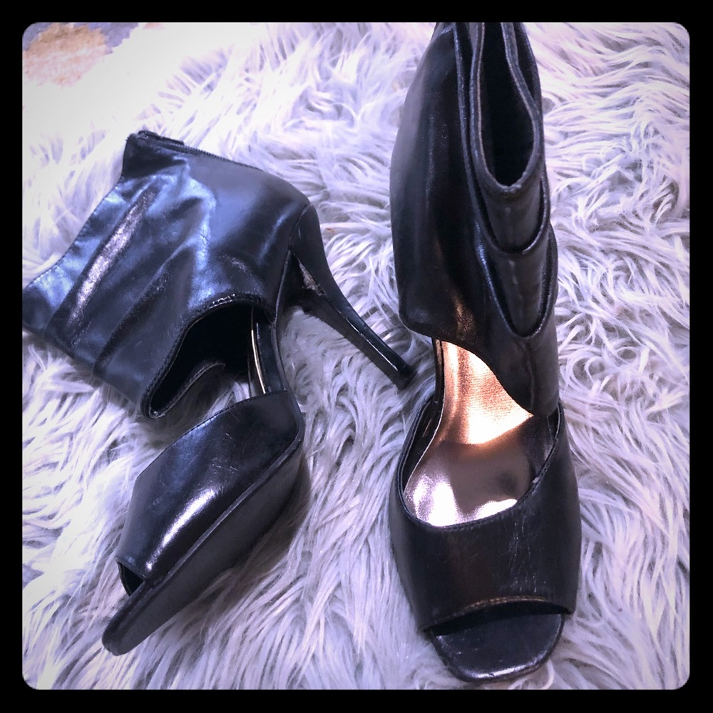 Ankle cuff heels